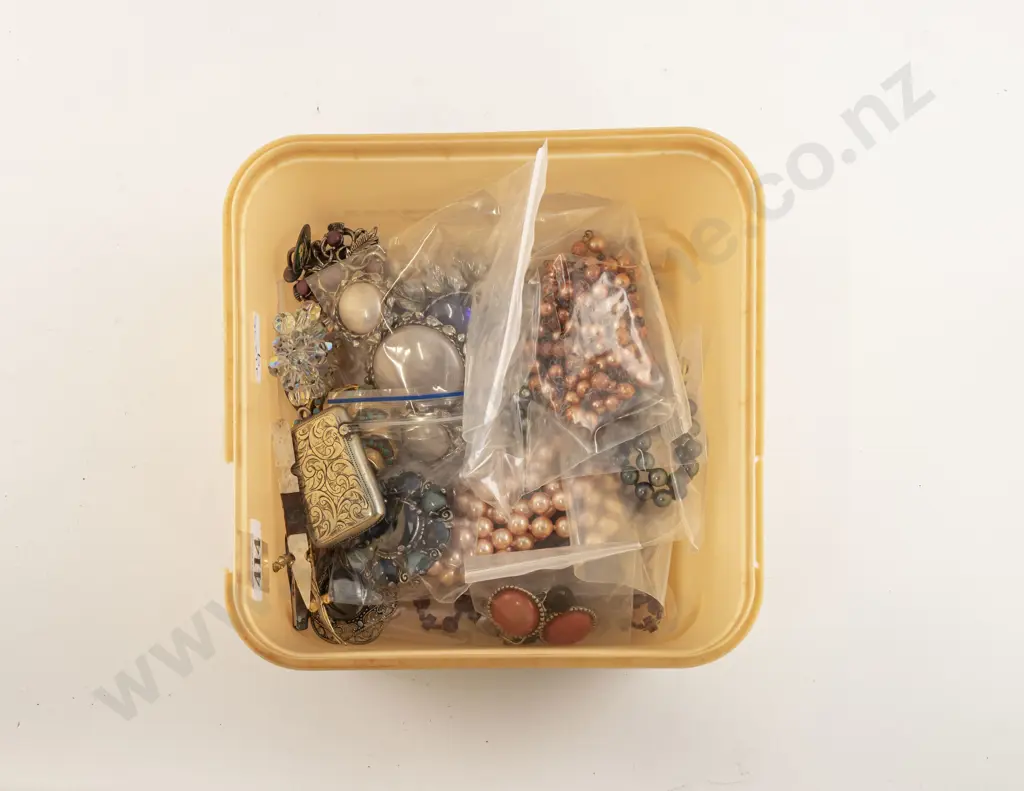 Collection Vintage Costume Jewellery and Assorted Image 1++