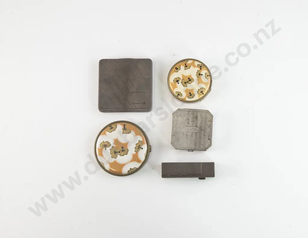 Collection Five Vintage Compacts Image 1++