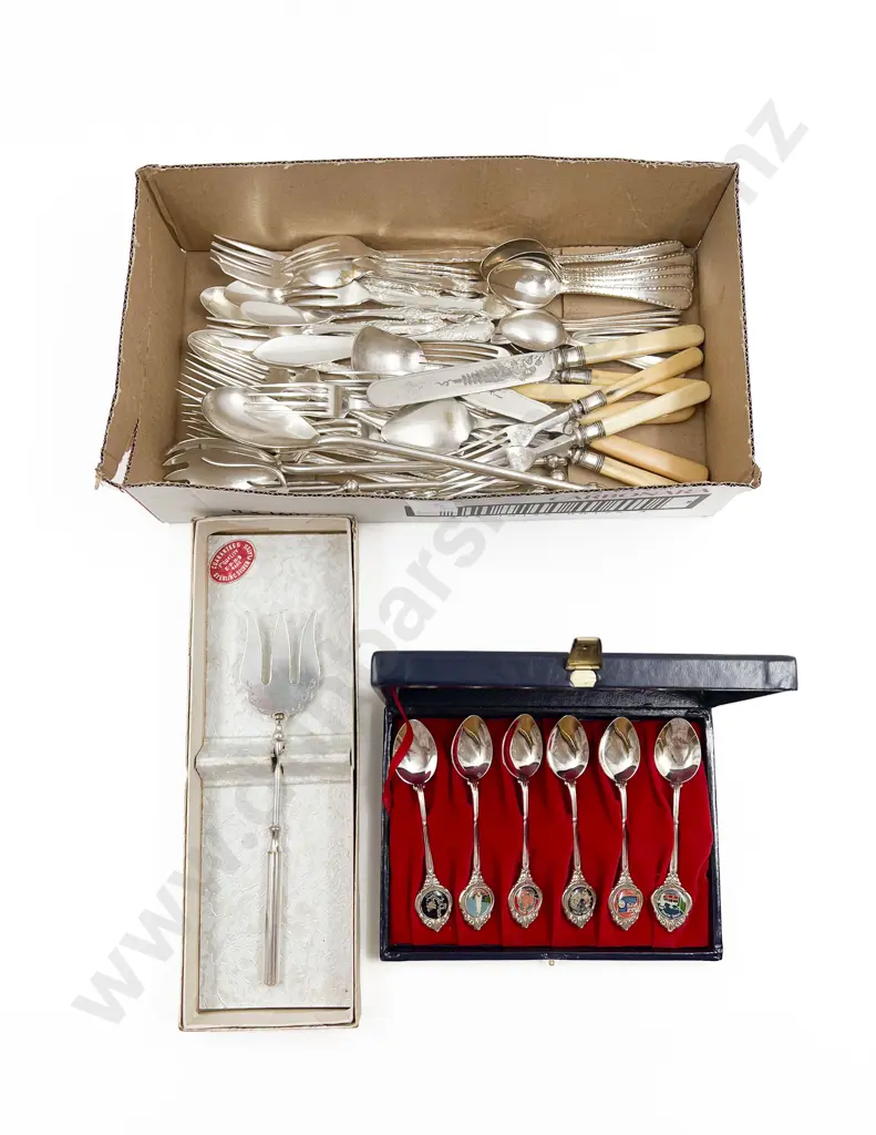 Small Quantity of Assorted Boxed and Loose Cutlery Image 1++