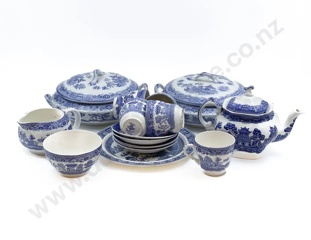 Quantity of Assorted Willow Pattern China Image 1++