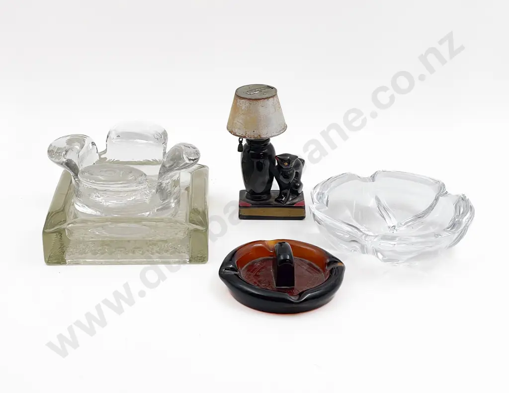 Quantity of Assorted Glass Ash Trays Image 1++
