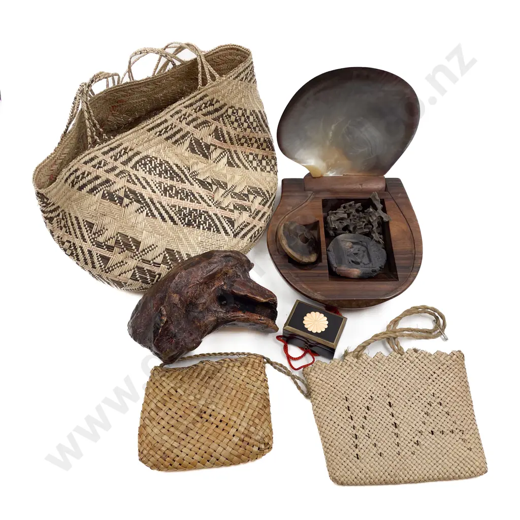 Pitcairn Island Shell Jewellery Box with Three Woven Muka Bags Image 1++