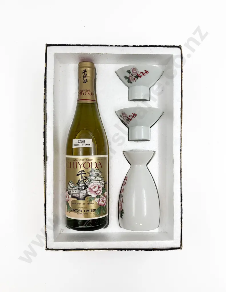 Boxed Suntory 720ml Sake Presentation Set Image 1++