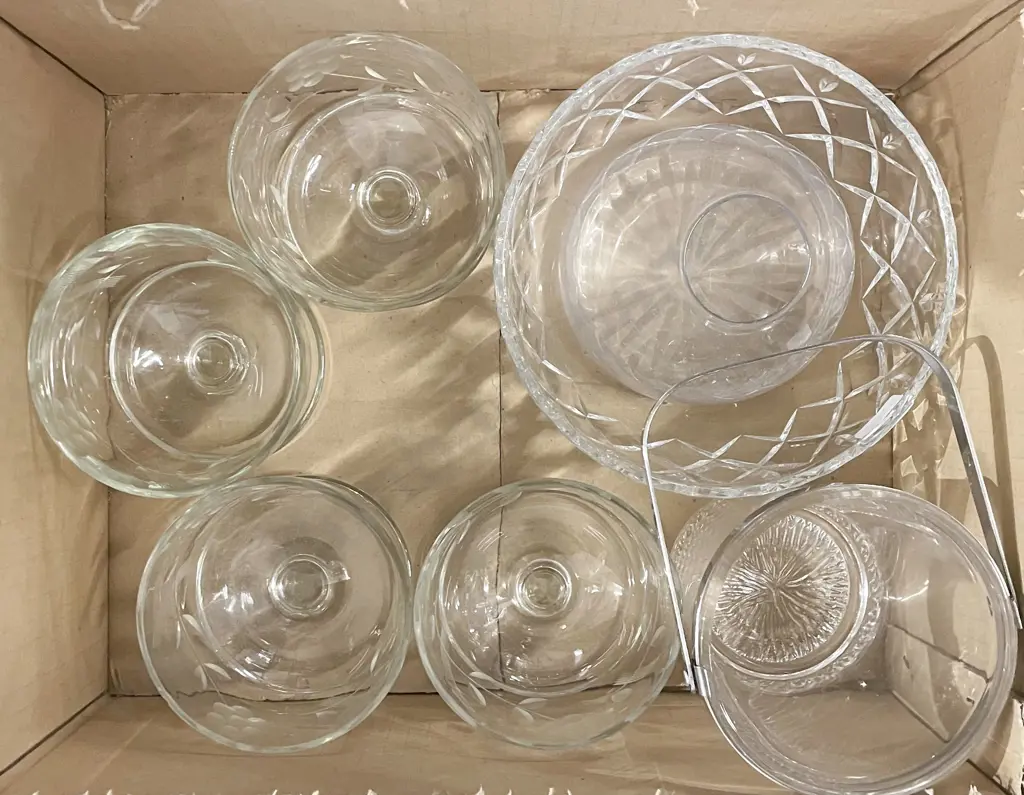 Small Quantity of Assorted Crystal and Glassware Image 1++