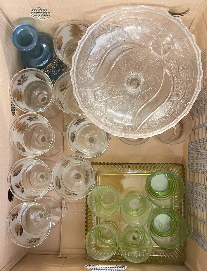 Quantity of Assorted Glassware Image 1++