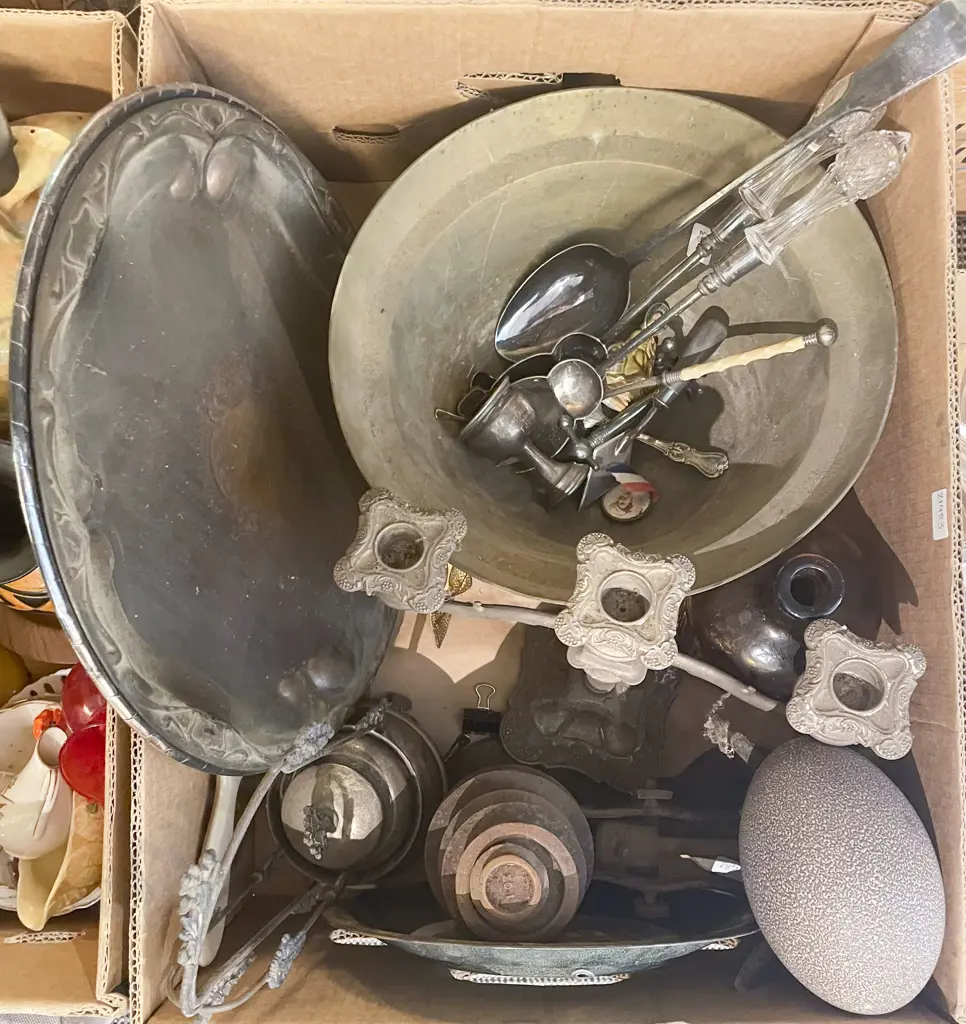 Box of Assorted Metalware Image 1++