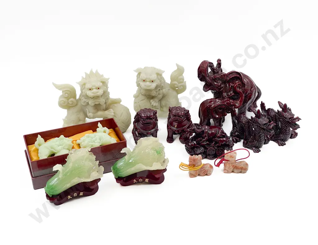 Box of Assorted Animal Ornaments etc Image 1++