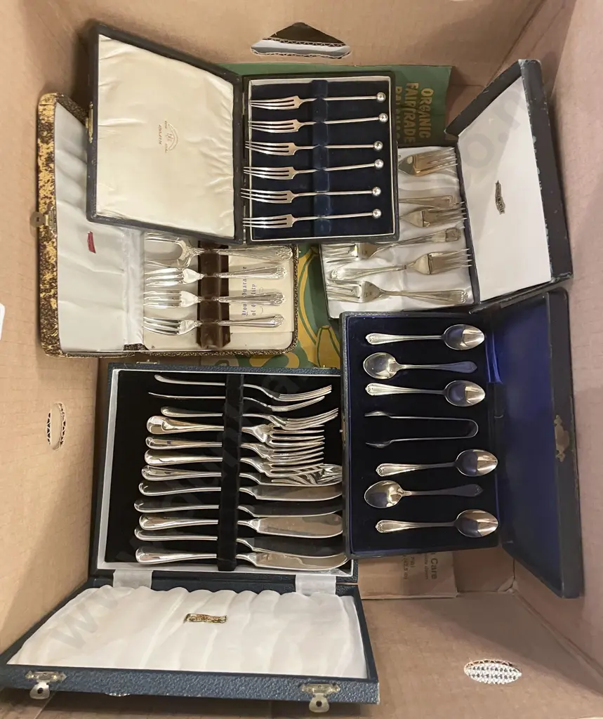 Quantity of Assorted Boxed Cutlery Image 1++