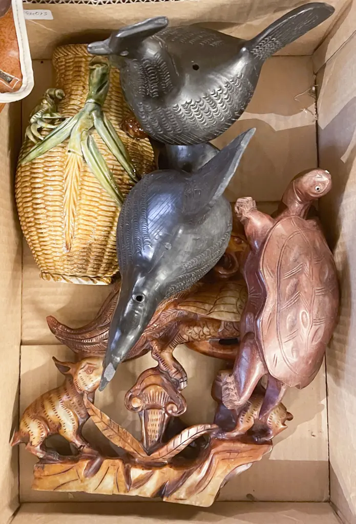 Box of Assorted Wooden Animal Ornaments etc Image 1++