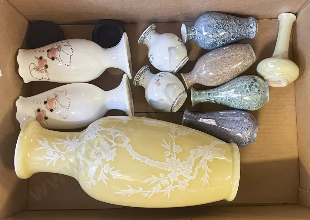 Box Quantity of Assorted Vases Image 1++