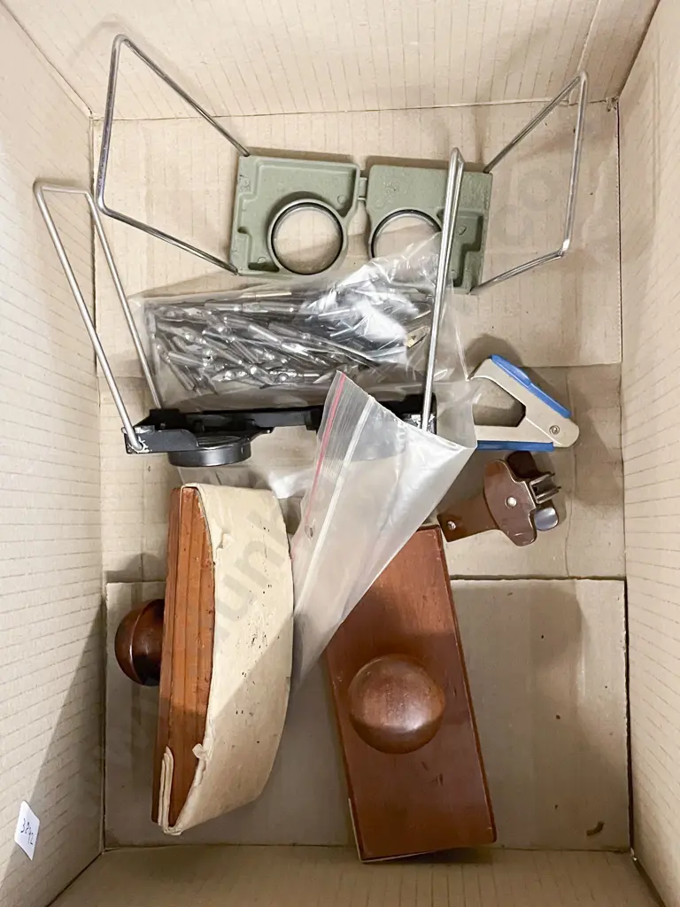Small Quantity of Vintage Desk Items Together with Quantity of Pen Nibs Image 1++