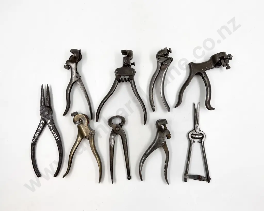 Small Box of Assorted Vintage Tools Image 1++