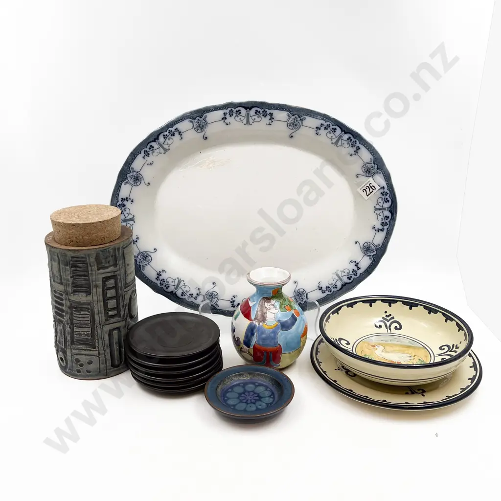 Small Quantity of Assorted China and Pottery Image 1++