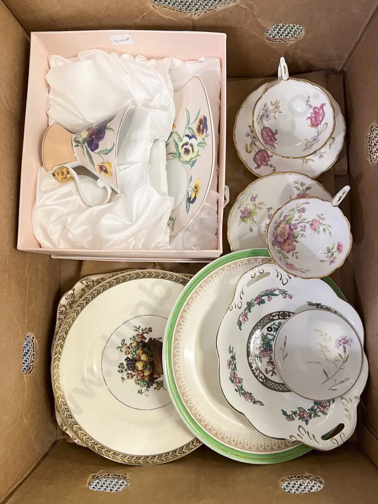 Quantity of Assorted Fancy China Image 1++
