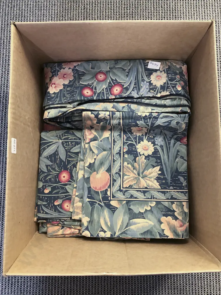 William Morris Style Queen Duvet Cover with Four Matching Pillow Cover Slips Image 1++