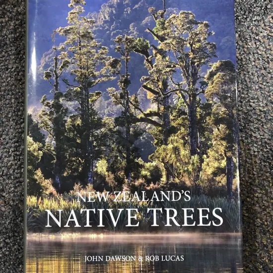 New Zealand's Native Trees by John Daws and Rob Lucas