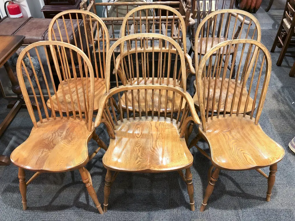 An Attractive Set Of Six Oak and Elm Windsor Country Kitchen Stick Back Chairs Image 1++