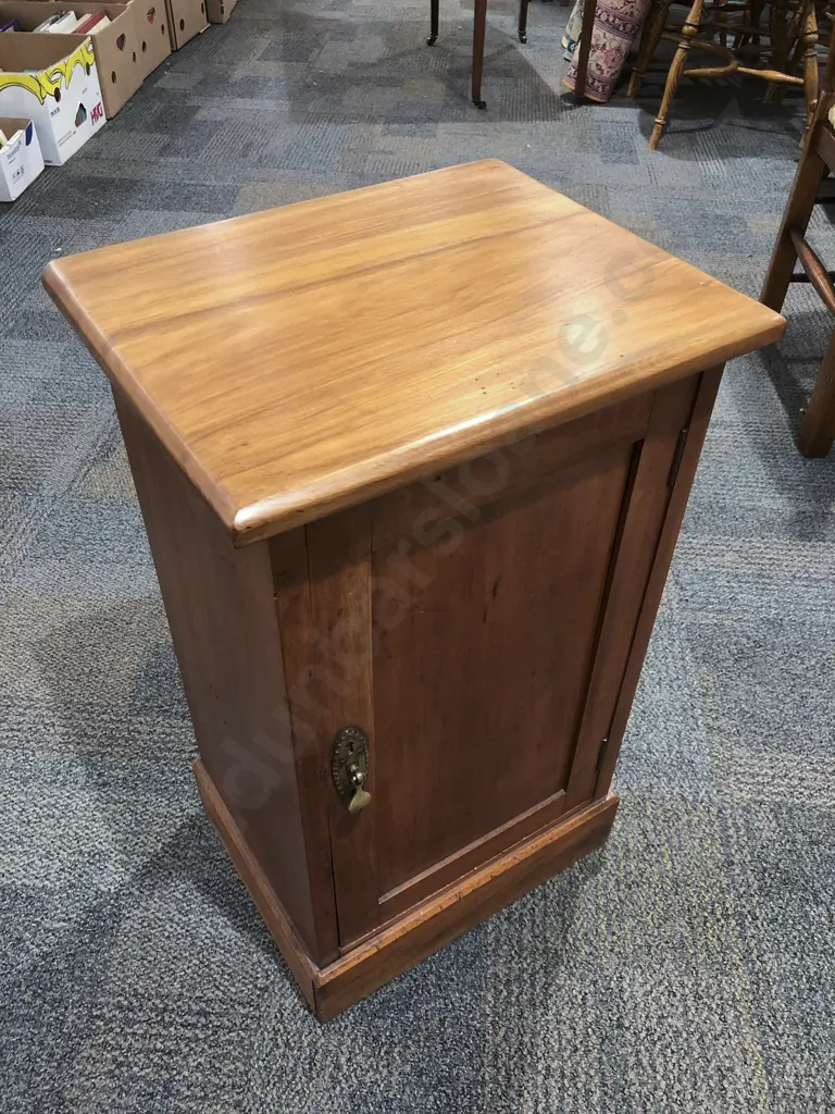Kauri Bedside Cabinet Image 1++