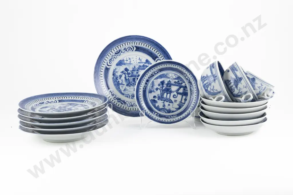 A Collection of 19th Century Nanking Blue And White Export Porcelain Image 1++