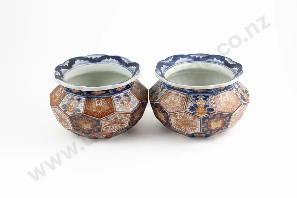 A Pair Of Imari Meiji Period Table Jardinières Image 1++