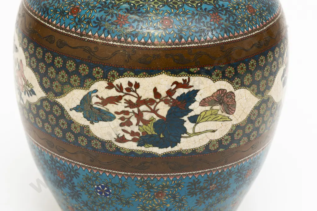 A Large And Impressive 19th Century Earthenware Lidded Vase Image 1++
