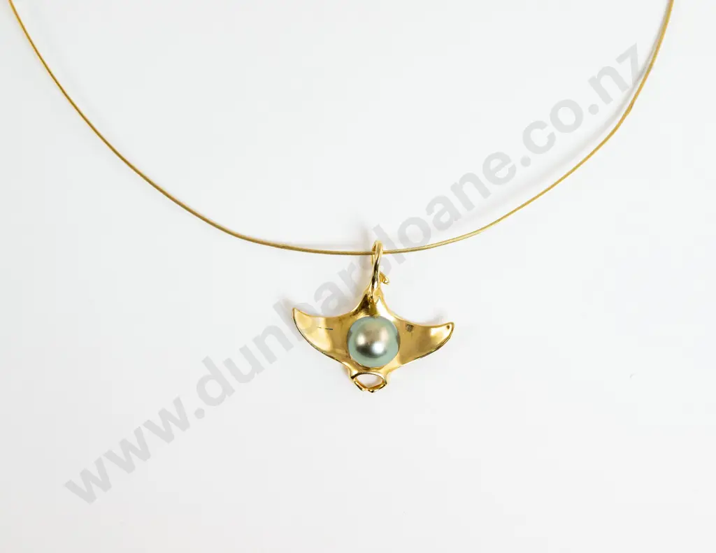 14ct Pearl Stringray Pendant on 18ct Neck Chain Image 1++