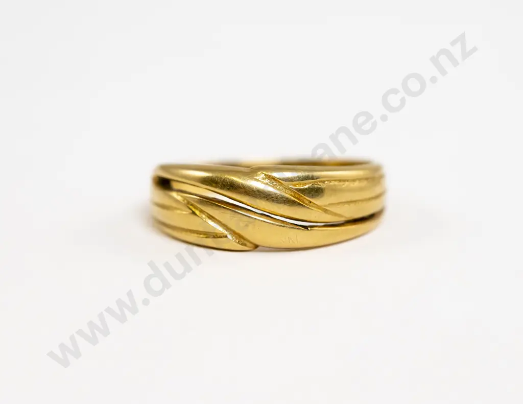 18ct Cross-Over Design Band Ring Image 1++