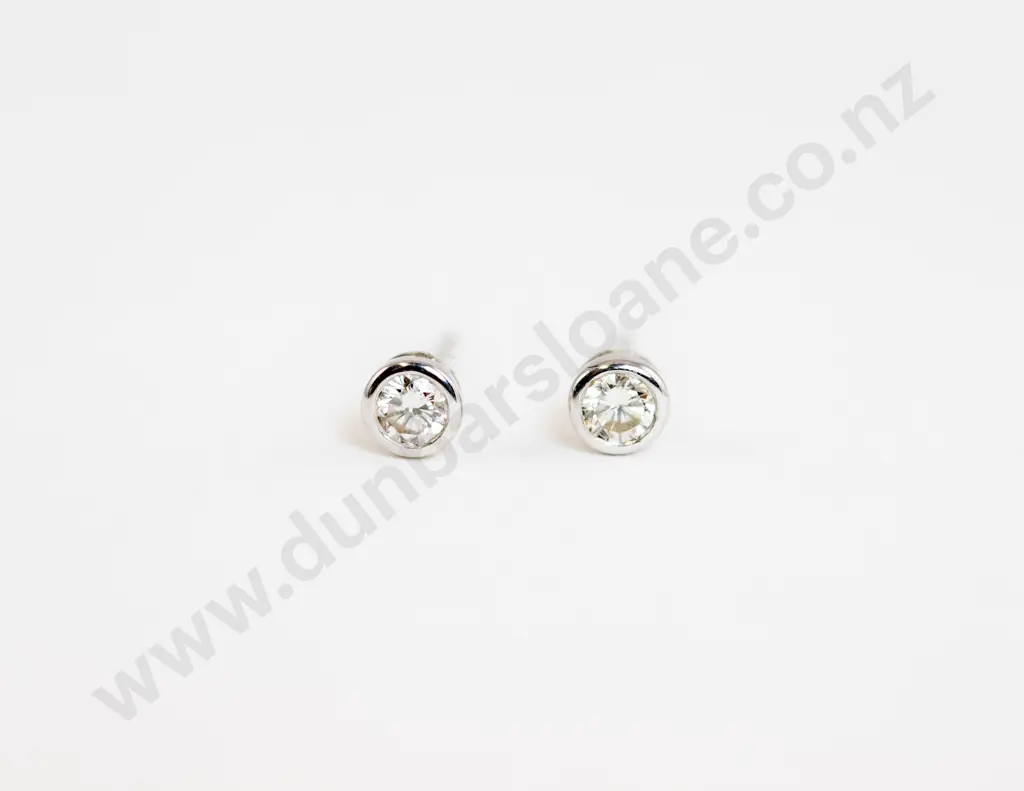 Pair 18ct White Gold Diamond Stud Earrings Image 1++
