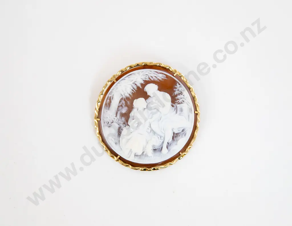 14ct Circular Framed Classical Romantic Scene High Relief Cameo Brooch Image 1++