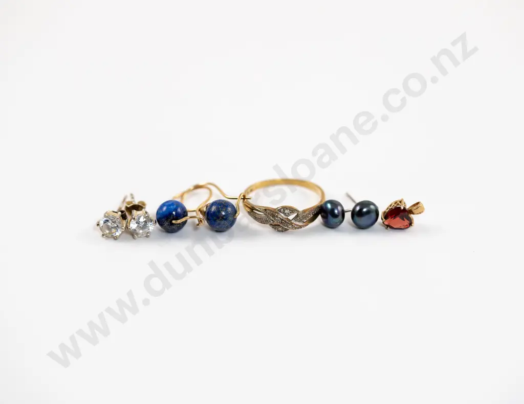 9ct Three Diamond Chip Fancy Band Ring Image 1++