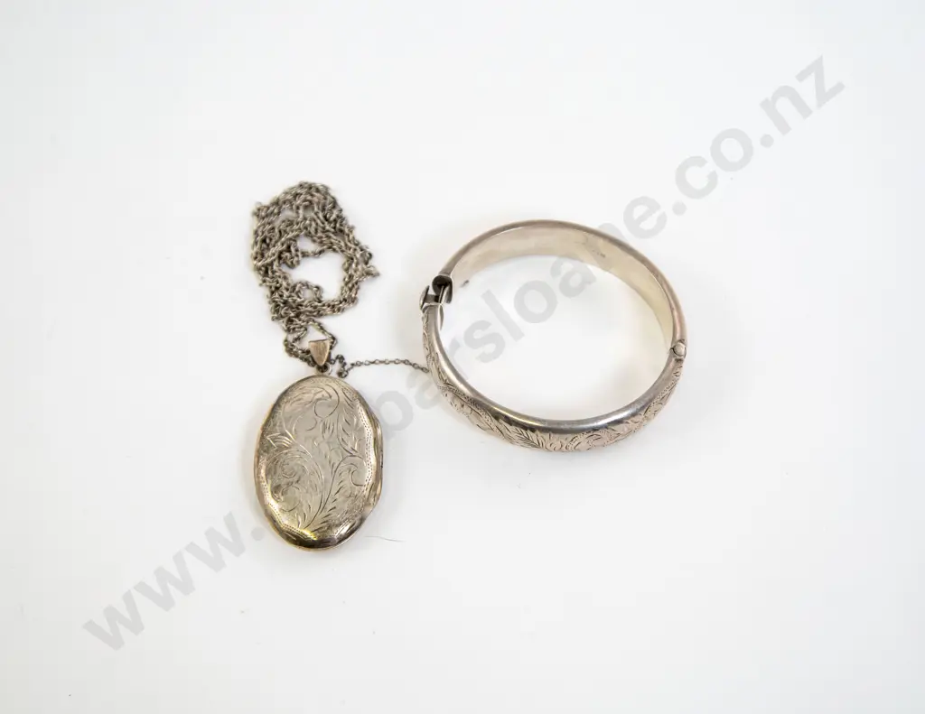S/S Hinged Snap Bangle and Large Photo Locket Pendant on S/S Chain Image 1++