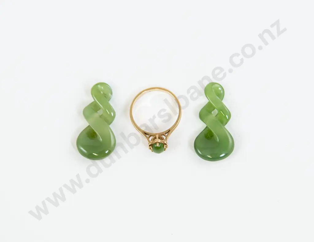 9ct Single Greenstone Panel Ring and Two Twist Carved Pendants Image 1++