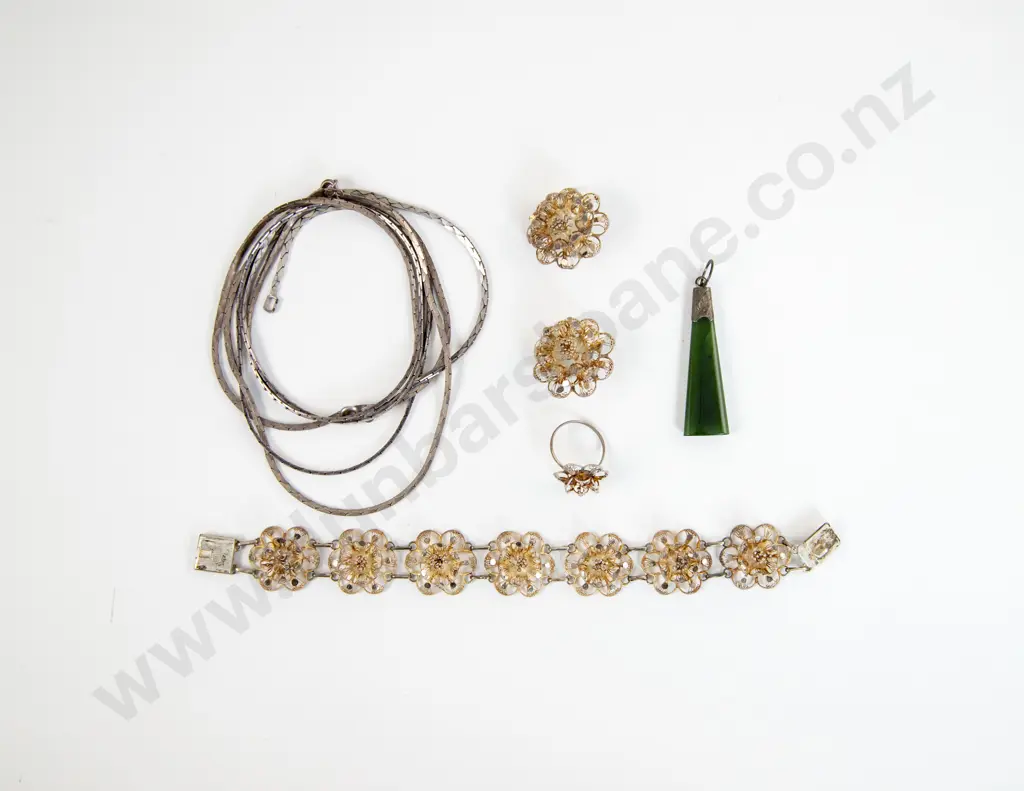 Small Quantity of Costume Jewellery Image 1++