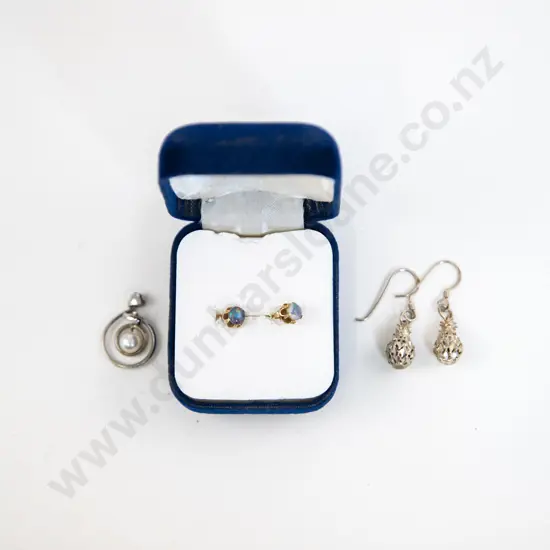 Pair 10ct Single Stone Opal Studs