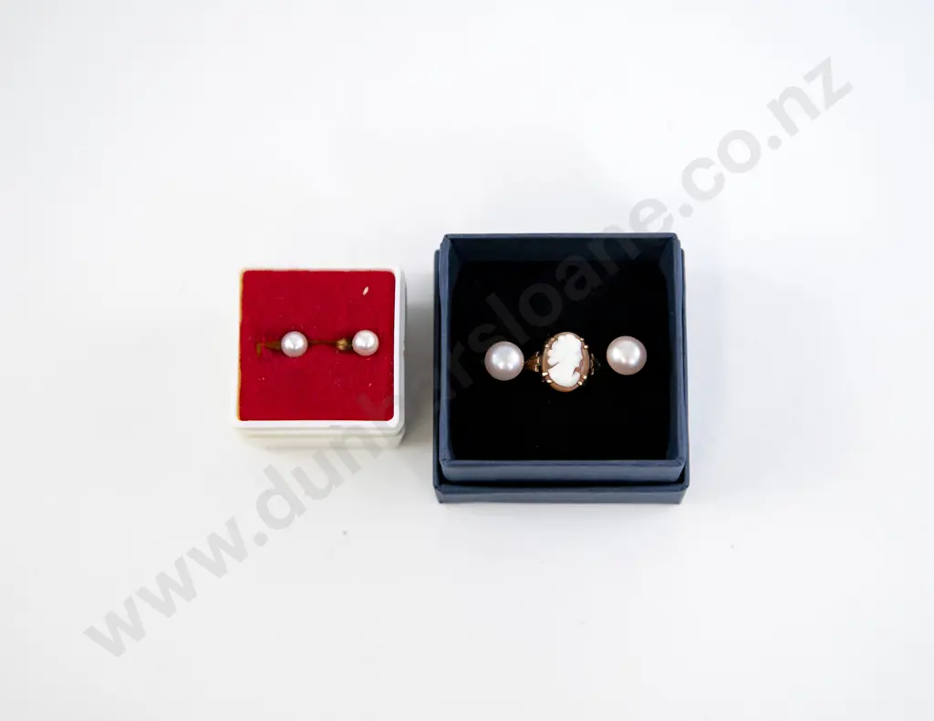 9ct Cameo Ring Together with Two Pairs of Pearl Earrings Image 1++