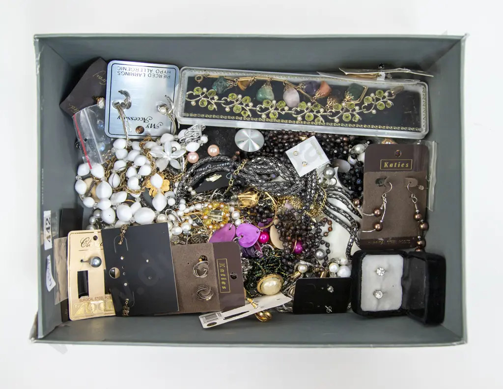 Quantity of Assorted Costume Jewellery Image 1++