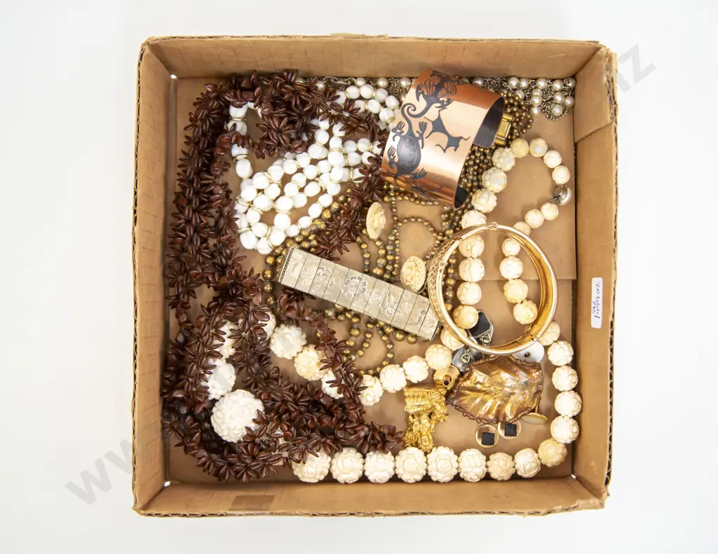 Small Quantity of Costume Jewellery Image 1++