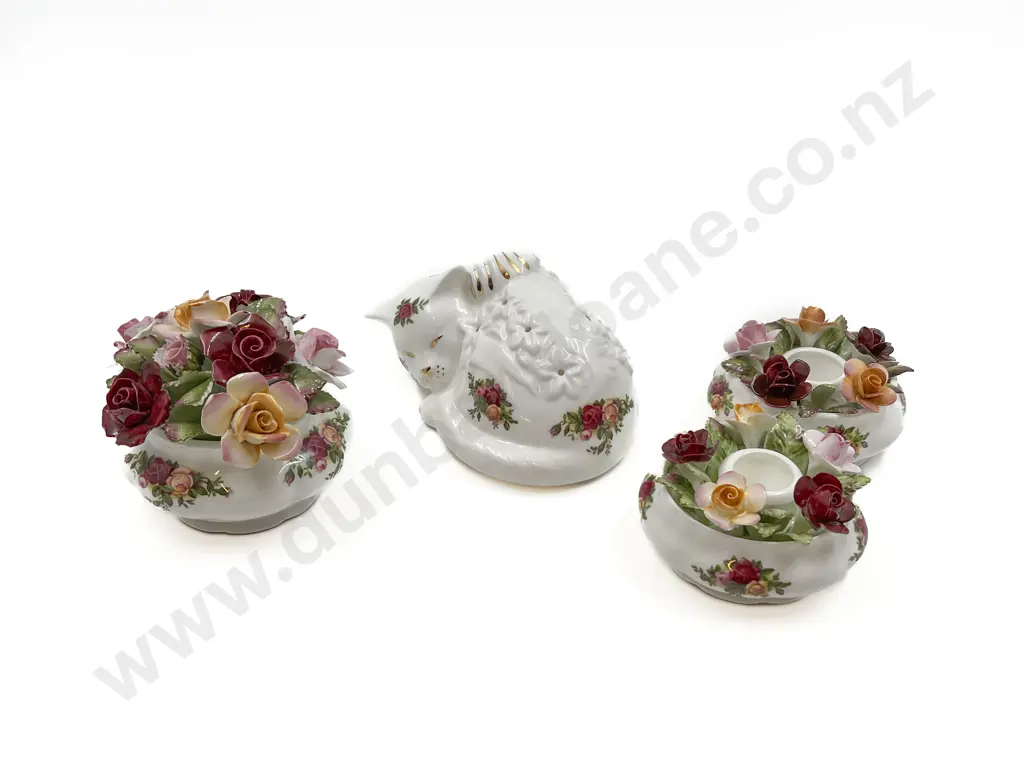 RA Old Country Roses Pomander with Three Posies Image 1++