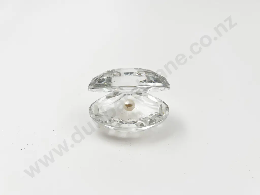 Swarovski Crystal Shell with Pearl Ornament Image 1++