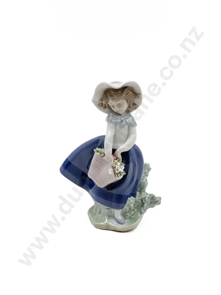 Lladro Figure Girl with Bag of Flowers Image 1++