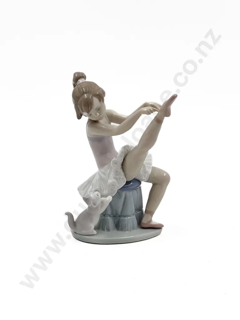 Lladro Figure Ballerina with Cat Image 1++