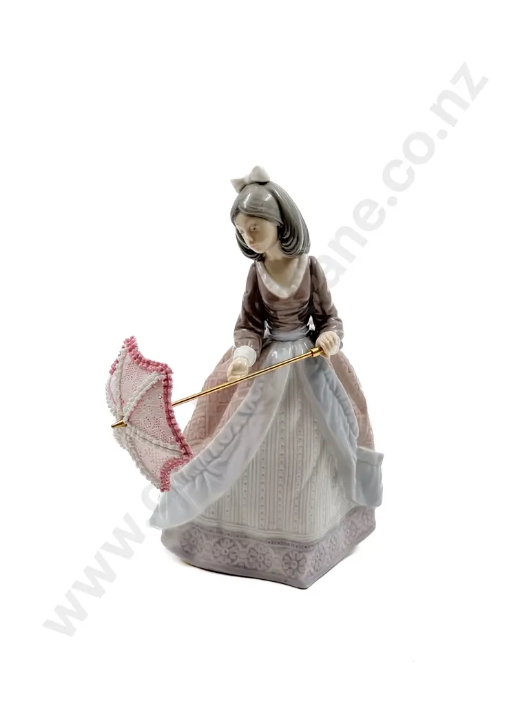 Lladro Figure Lady with Umbrella Image 1++