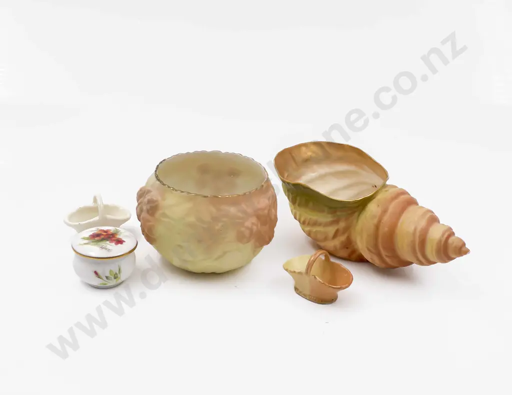 RW Moulded Shell Posy Vase Image 1++