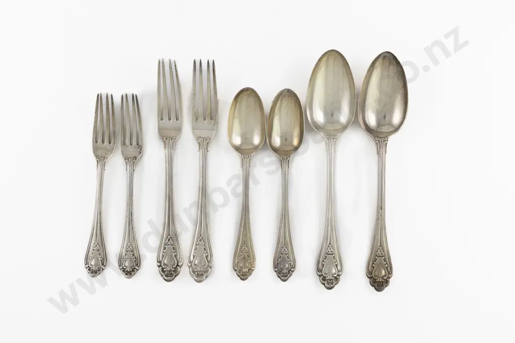 A Fine Quality Vict S/S 30pce Cutlery Set By Lias & Lias Image 1++