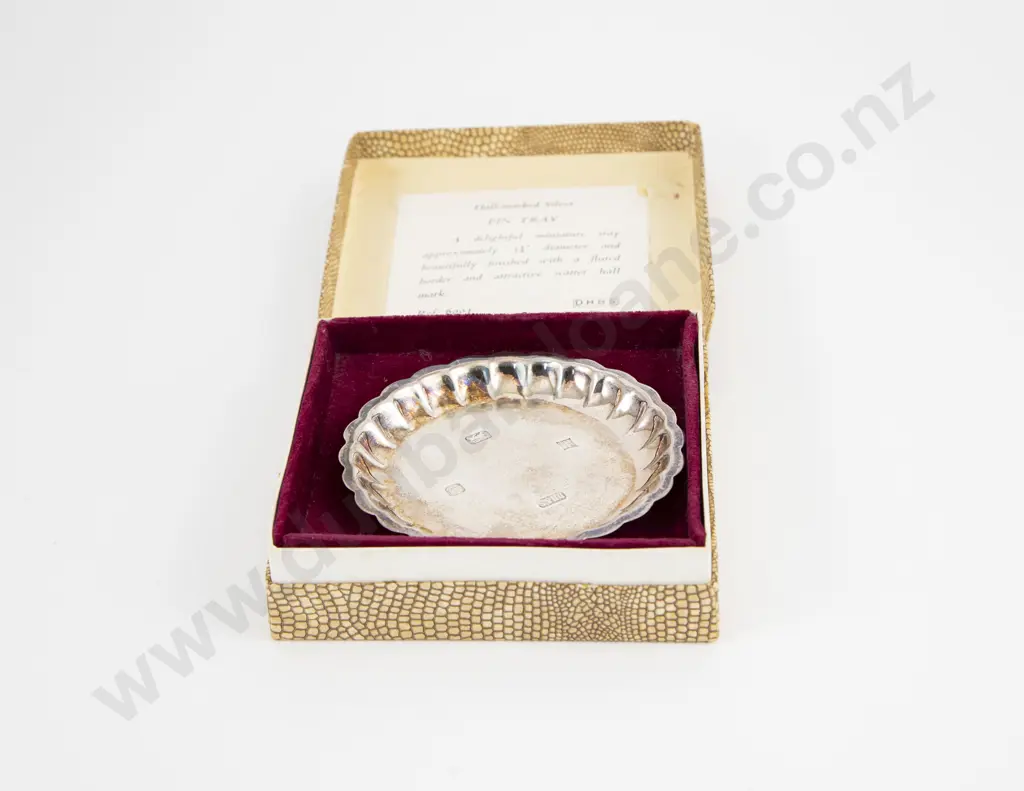 Boxed QEII S/S Pin Tray Image 1++