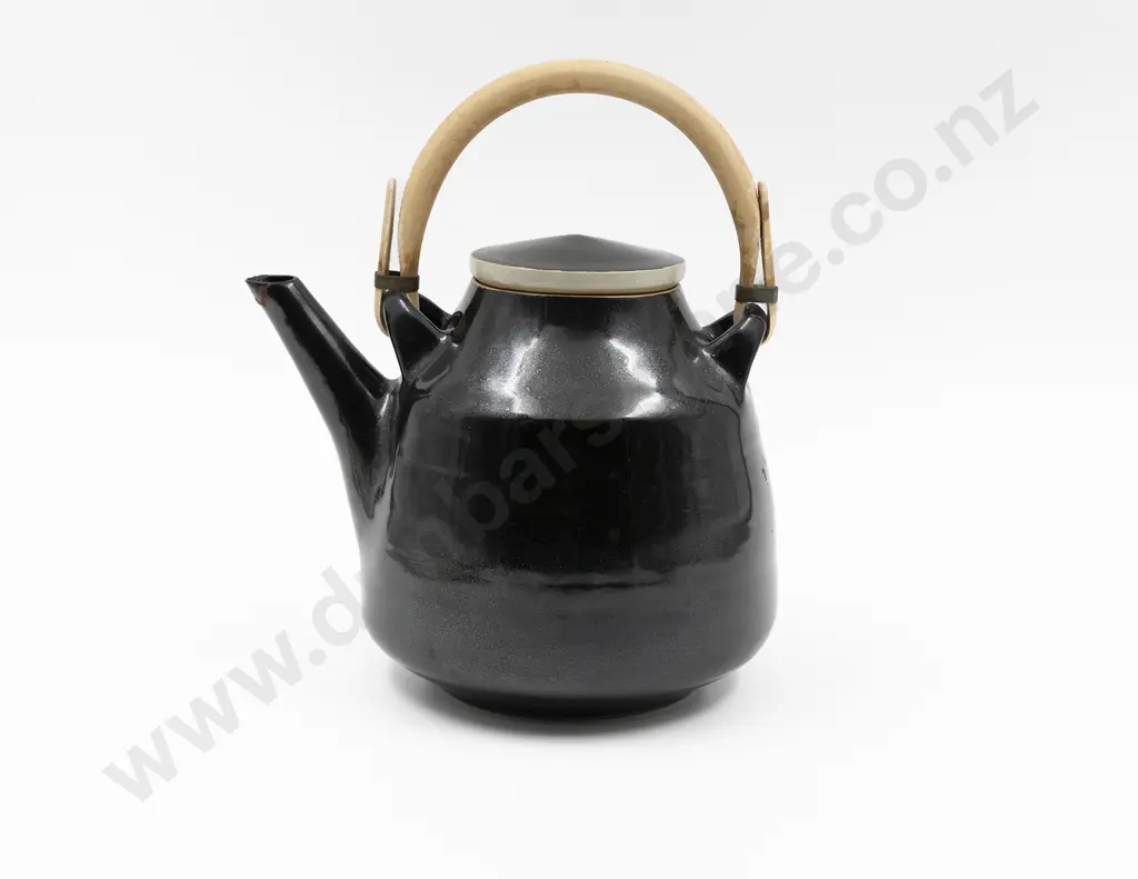 Dame Lucie Teapot & Cover Image 1++