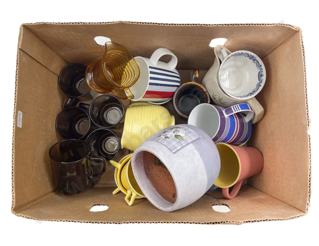 Small Quantity of Assorted Kitchen Glassware and Crockery Image 1++