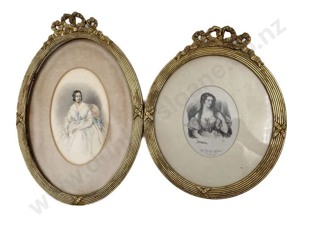 Graduated Pair of Giltwood Oval Frames Image 1++