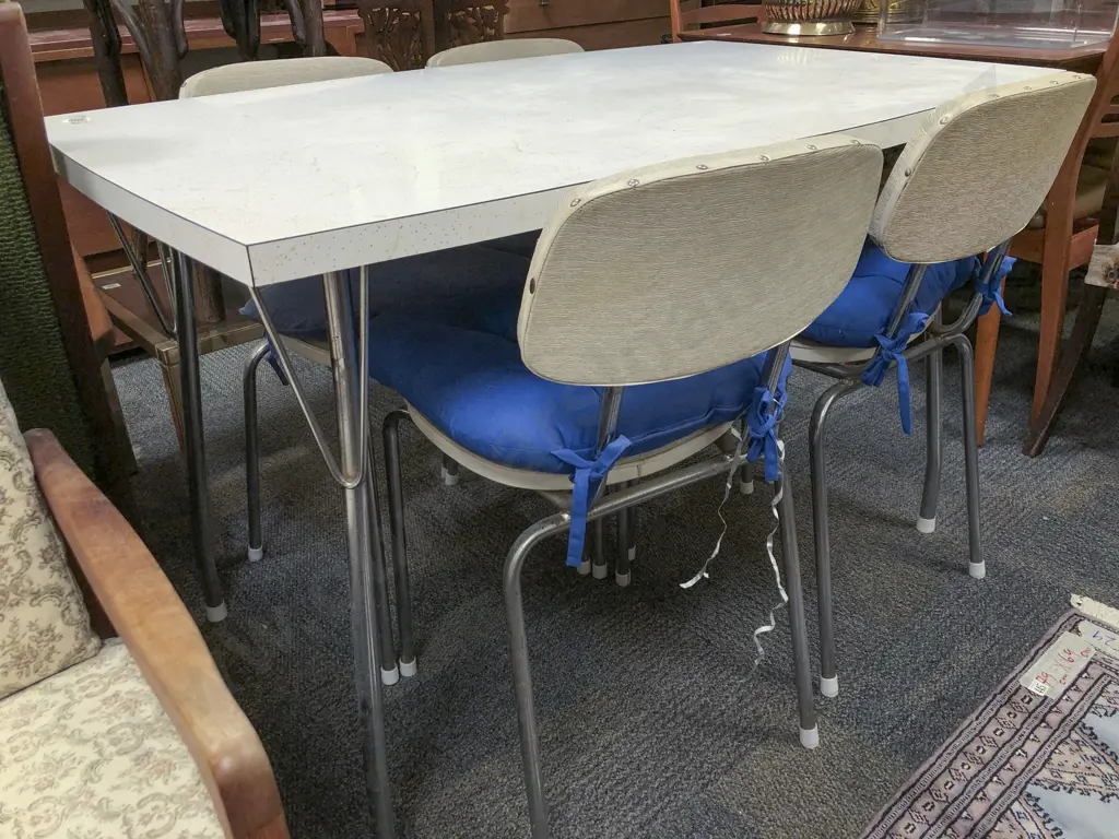 Retro Formica Top Kitchen Table and Four Chairs Image 1++