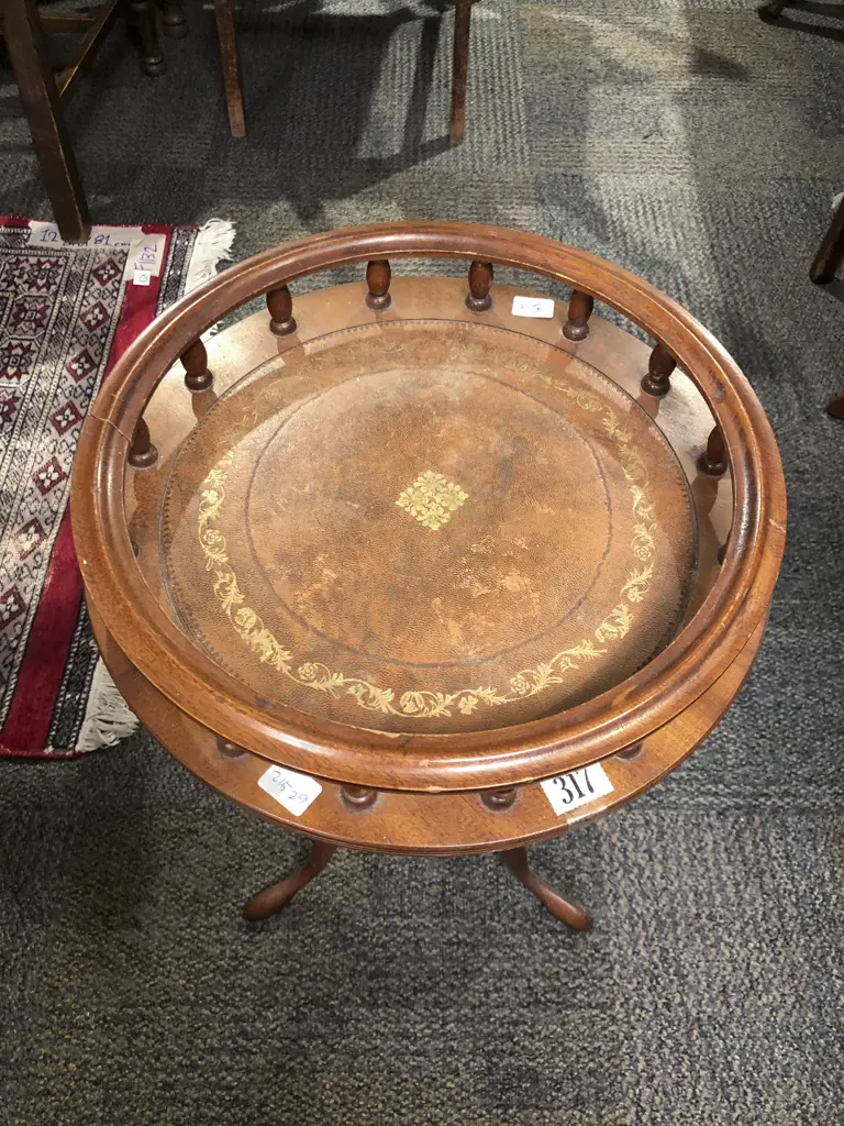 Small Retro Circular Wine Table Image 1++
